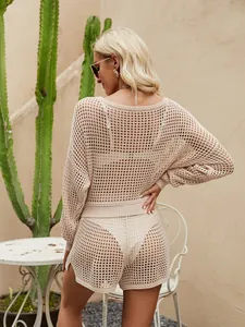 Ensemble deux pièces en tricot ajouré beige comprenant un haut à manches longues et un short