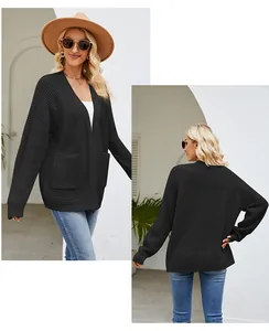 Vorder- und Rückansicht eines schwarzen übergroßen Strick-Cardigans mit Taschen