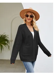 Gemütliche schwarze Strickjacke für Damen mit Taschen für den herbstlichen Streetstyle