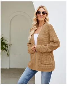 Frau im braunen Waffelstrick-Cardigan mit Taschen in einer Streetstyle-Aufnahme