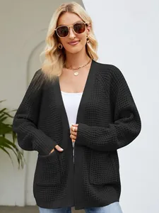 Eleganter langer schwarzer Damen-Strickcardigan mit Waffelmuster und offenen Taschen