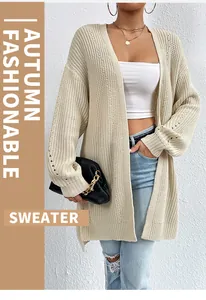 Dettaglio di un cardigan in maglia grossa color crema da donna in stile moda autunnale.
