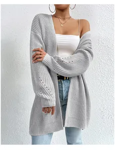 Elegante cardigan in maglia grigio media lunghezza, perfetto per strati invernali accoglienti.