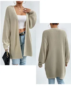 Vista dettagliata anteriore e posteriore di un cardigan beige ampio a maglia lunga