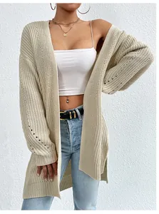 Dettaglio di un cardigan in maglia beige lungo e morbido per donna, moda autunnale.