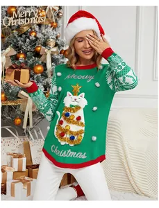Pull de Noël vert festif avec broderie chat blanc et détails de guirlandes en relief.