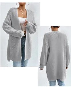 Vista dettagliata fronte e retro di un cardigan grigio a maniche lunghe in maglia aperta