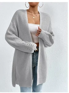 Vista dettagliata di un cardigan lungo grigio in maglia grossa con design aperto