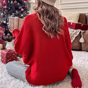 Vista posteriore di un comodo maglione rosso oversize con maniche a pipistrello per Natale