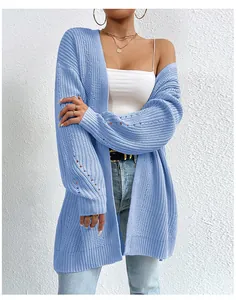 Dettaglio di un cardigan in maglia celeste ampio con parte anteriore aperta