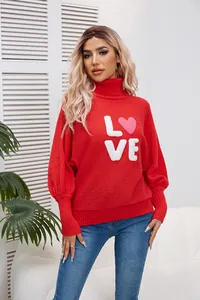Vista dettagliata del maglione rosso a collo alto con stampa LOVE bianca e cuore