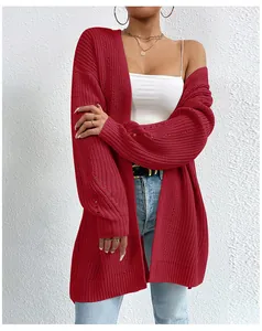 Dettaglio di un cardigan in maglia bordeaux oversize di media lunghezza da donna