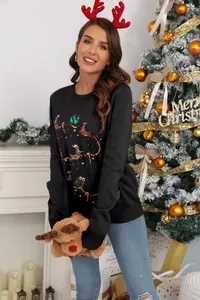 Détail du pull en tricot de Noël noir pour femme avec broderie festive de renne et cadeaux