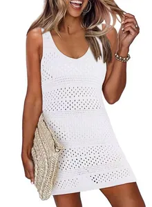 Détail d'une robe de plage en tricot ajouré blanc sans manches pour maillot de bain
