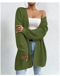 Dettaglio ravvicinato di un cardigan in maglia grossa verde militare con maniche traforate