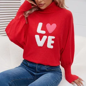 Maglione a dolcevita rosso per San Valentino con scritta LOVE e comode maniche a pipistrello