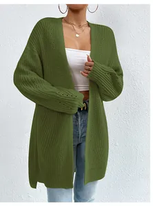 Dettaglio ravvicinato della trama in maglia grossa di un cardigan verde muschio