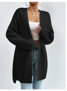 Dettaglio di un cardigan nero in maglia larga per la moda autunnale casual