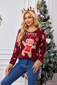 Detailweergave van feestelijke rode kersttrui met peperkoekman-motief en kerstversiering