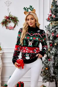 Festlicher Rollkragen-Weihnachtspullover mit Schneemann-Muster an einem Model im Studio