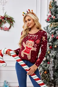 Detail van de bordeauxrode kersttrui voor dames met een schattig gemberkoekmeisje