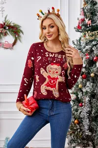 Detailweergave van een bordeauxrode kersttrui met een schattig gemberkoekpoppetje