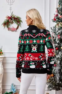 Detailansicht der Rückseite des Rollkragen-Weihnachtspullovers mit Schneemann-Motiv