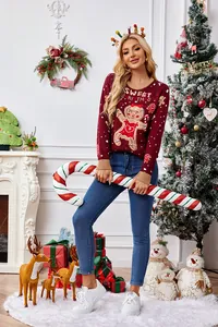 Detailweergave van de kersttrui voor dames met een schattig peperkoekman-patroon