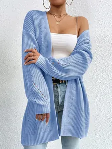 Cardigan lungo in maglia celeste da donna con dettagli traforati sulle maniche