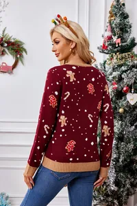Detailweergave van de achterkant van een feestelijke bordeauxrode kersttrui met gemberpoppetjes
