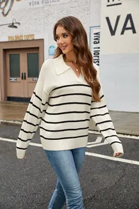 Élégant pull rayé à col polo pour femme dans un décor de rue chic et très urbain