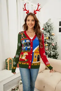 Modella che indossa un cardigan natalizio colorato con motivi di schiaccianoci e renne.