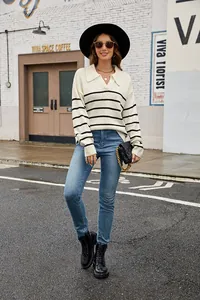 Gros plan d'un pull rayé à col polo pour femme dans une tenue de style urbain.