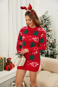 Robe pull rouge festive avec jacquard de sapin de Noël dans un décor de vacances.
