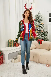 Modella che indossa un colorato cardigan natalizio in maglia jacquard in un ambiente caldo.
