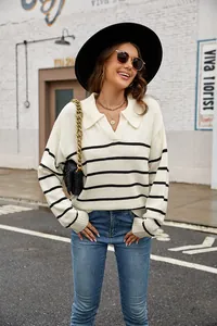 Photo de mode en extérieur d'un pull en tricot à col polo rayé et d'un jean bleu