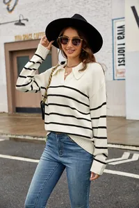 Vue détaillée d'un pull en maille polo rayé avec un col en V classique pour femme.
