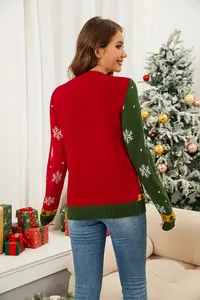 Vista posteriore del cardigan natalizio rosso e verde con motivi jacquard a fiocco