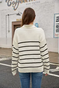 Vue arrière d'un chic pull en tricot à rayures blanches avec col POLO pour un look d'automne
