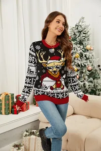 Dames kersttrui met rendier jacquard patroon in een gezellige huiselijke setting