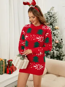 Robe pull de Noël rouge festive avec jacquard de sapins et motifs de flocons blancs