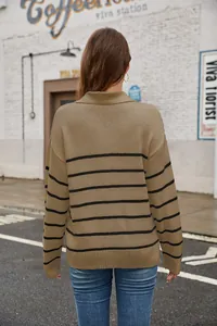 Vue arrière détaillée d'un pull en maille kaki à rayures noires et col polo pour femme