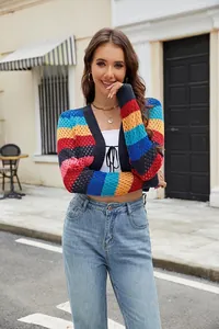 Detailansicht der bunt gestreiften Strickjacke mit Bindeband und Lochmuster-Textur