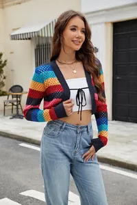 Modischer Häkel-Cardigan mit bunten Streifen und Lochmuster im kurzen Slim-Fit-Stil.