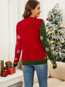 Maglione natalizio donna rosso e verde con fiocchi di neve e design a maglia festivo