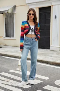 Nahaufnahme einer bunten gestreiften Strickjacke mit Lochmuster und Schnürung vorne
