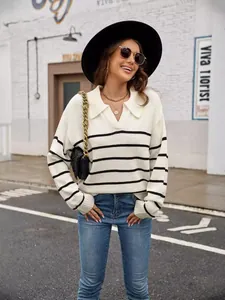 Élégant pull en maille blanc à col polo avec rayures noires et coupe oversize pour femme