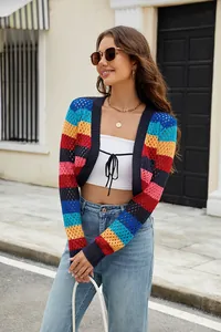 Nahaufnahme des regenbogenfarben gestrickten Cardigans mit stilvollem Häkelmuster-Detail