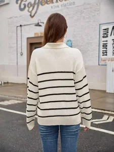 Vue arrière d'un pull en maille décontracté à rayures blanches pour femmes