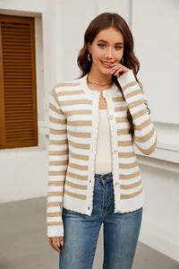 Detalle del patrón de rayas y el cierre de botones de esta chaqueta de punto de mujer.